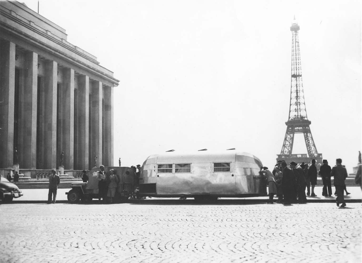 Ein Airstream vor dem Eiffelturm @Airstream
