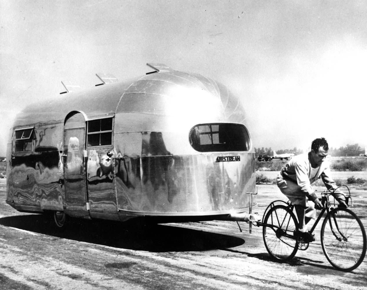 Ein Airstream wird von einem Fahrrad gezogen @Airstream