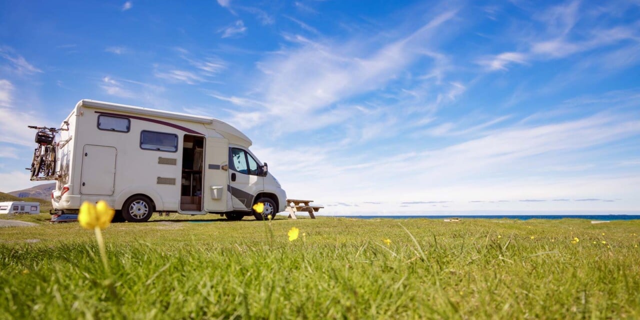 So werden Wohnmobil und Wohnwagen fit für den Osterurlaub
