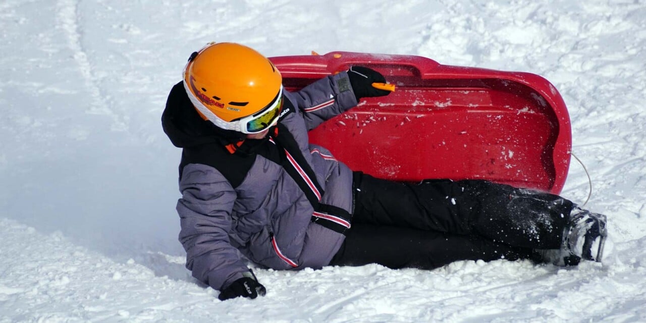 Am besten mit Helm: Snowtubes, Bobs und Rodeln